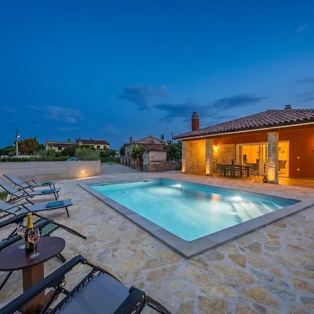 Villa Martha Near Pula For 6 Persons With 30 M2 Private Pool - 3 Km From The