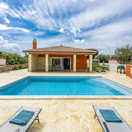 Martha Near Pula For 6 Persons With 30 M2 Private Pool - 3 Km From The Vila