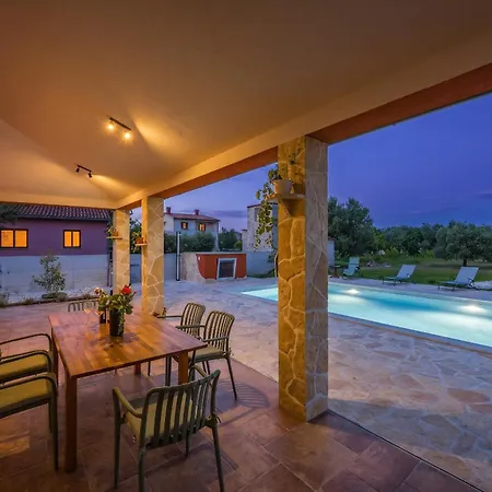 Vila Martha Near Pula For 6 Persons With 30 M2 Private Pool - 3 Km From The *