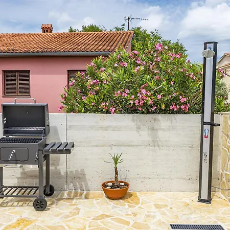 Villa Martha Near Pula For 6 Persons With 30 M2 Private Pool - 3 Km From The