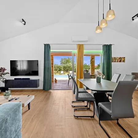Martha Near Pula For 6 Persons With 30 M2 Private Pool - 3 Km From The