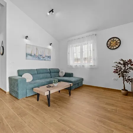 Villa Martha Near Pula For 6 Persons With 30 M2 Private Pool - 3 Km From The