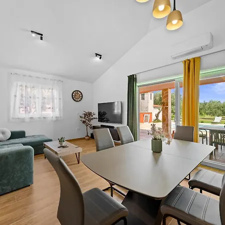 Martha Near Pula For 6 Persons With 30 M2 Private Pool - 3 Km From The Villa *