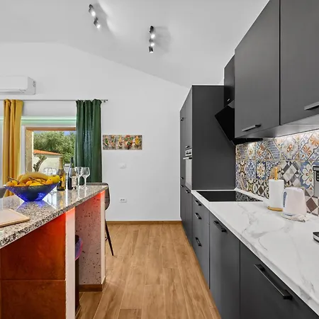 Martha Near Pula For 6 Persons With 30 M2 Private Pool - 3 Km From The