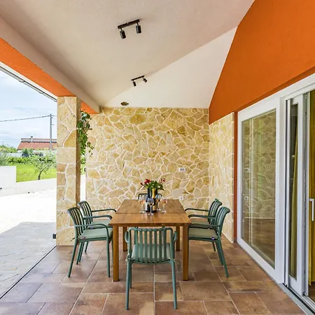 Martha Near Pula For 6 Persons With 30 M2 Private Pool - 3 Km From The Vila *