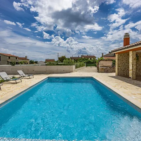 Martha Near Pula For 6 Persons With 30 M2 Private Pool - 3 Km From The * Šišan