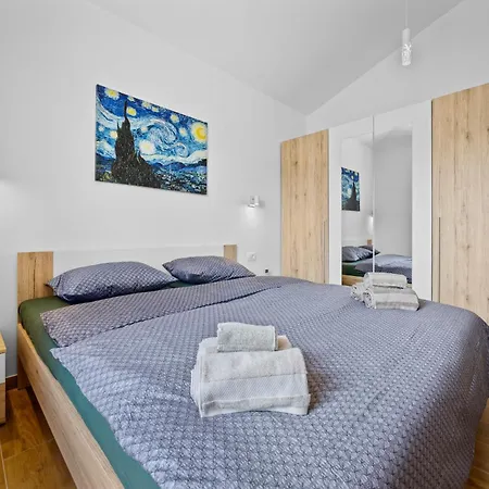 Vila Martha Near Pula For 6 Persons With 30 M2 Private Pool - 3 Km From The Šišan