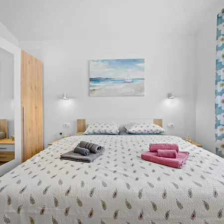 Martha Near Pula For 6 Persons With 30 M2 Private Pool - 3 Km From The Villa