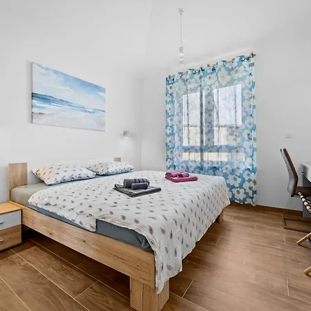 Martha Near Pula For 6 Persons With 30 M2 Private Pool - 3 Km From The *