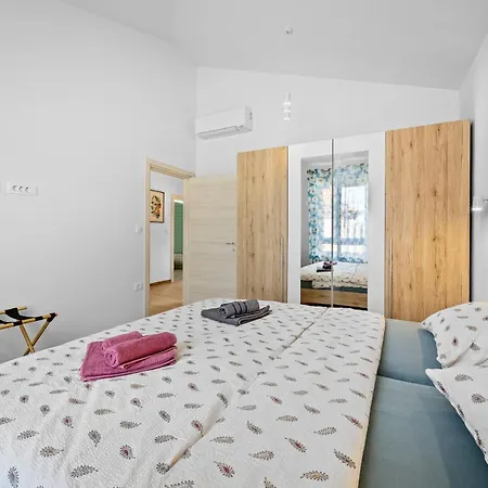 Villa Martha Near Pula For 6 Persons With 30 M2 Private Pool - 3 Km From The *