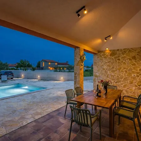 Martha Near Pula For 6 Persons With 30 M2 Private Pool - 3 Km From The
