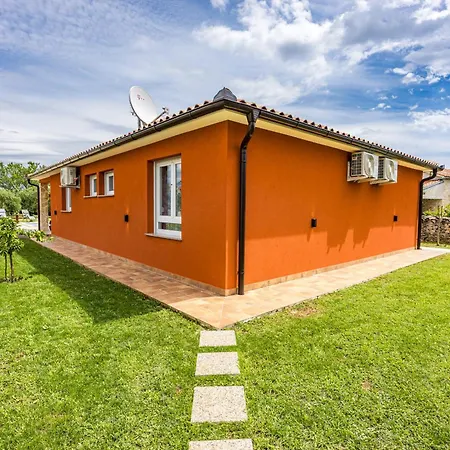 Martha Near Pula For 6 Persons With 30 M2 Private Pool - 3 Km From The Villa