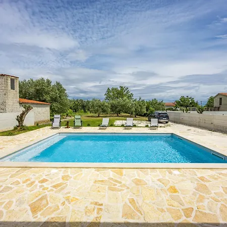 Martha Near Pula For 6 Persons With 30 M2 Private Pool - 3 Km From The * Šišan
